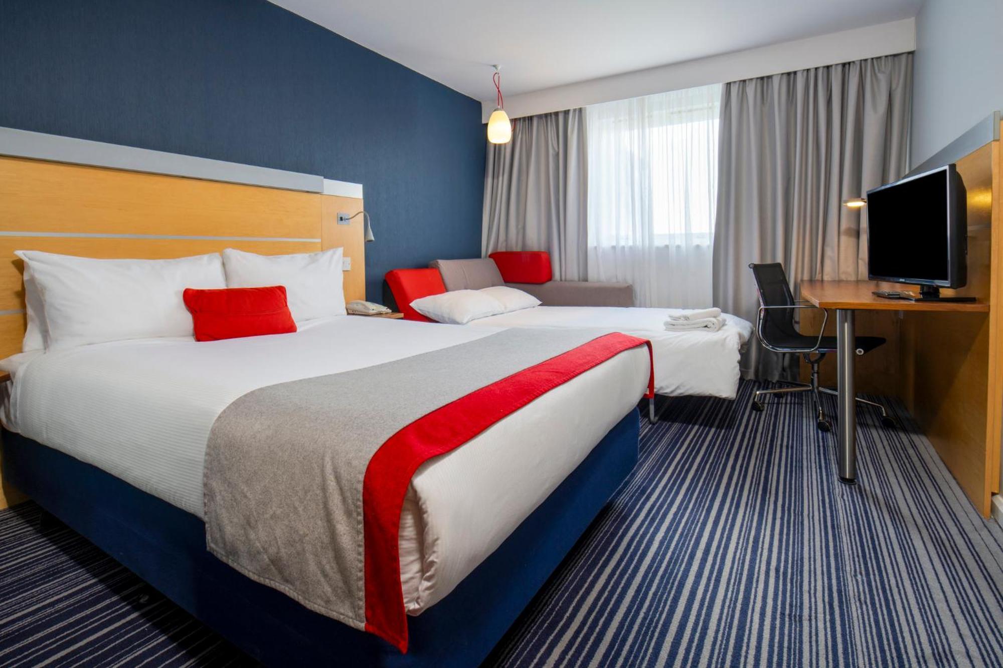 Holiday Inn Express London - Epsom Downs By Ihg Экстерьер фото