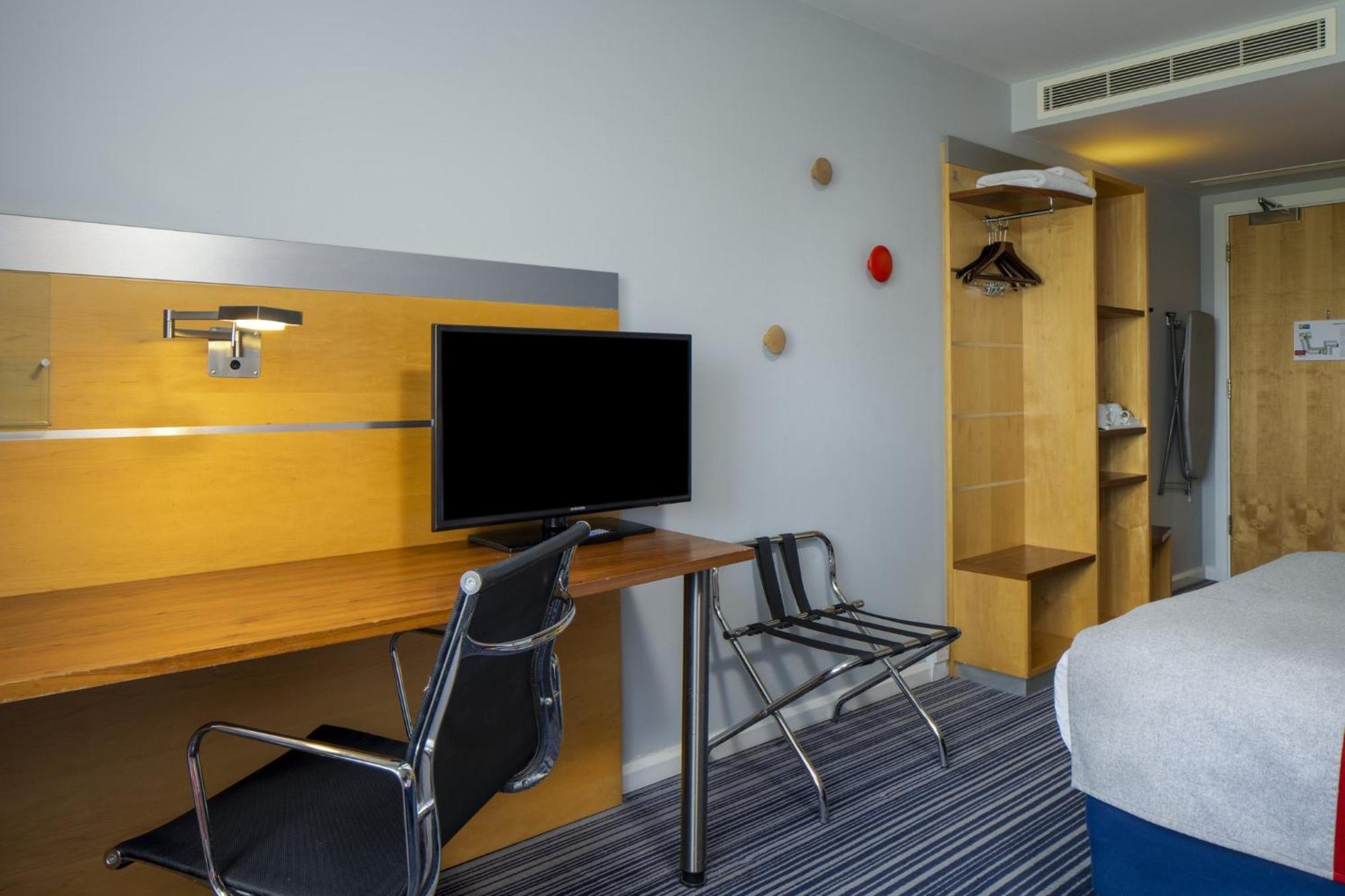 Holiday Inn Express London - Epsom Downs By Ihg Экстерьер фото