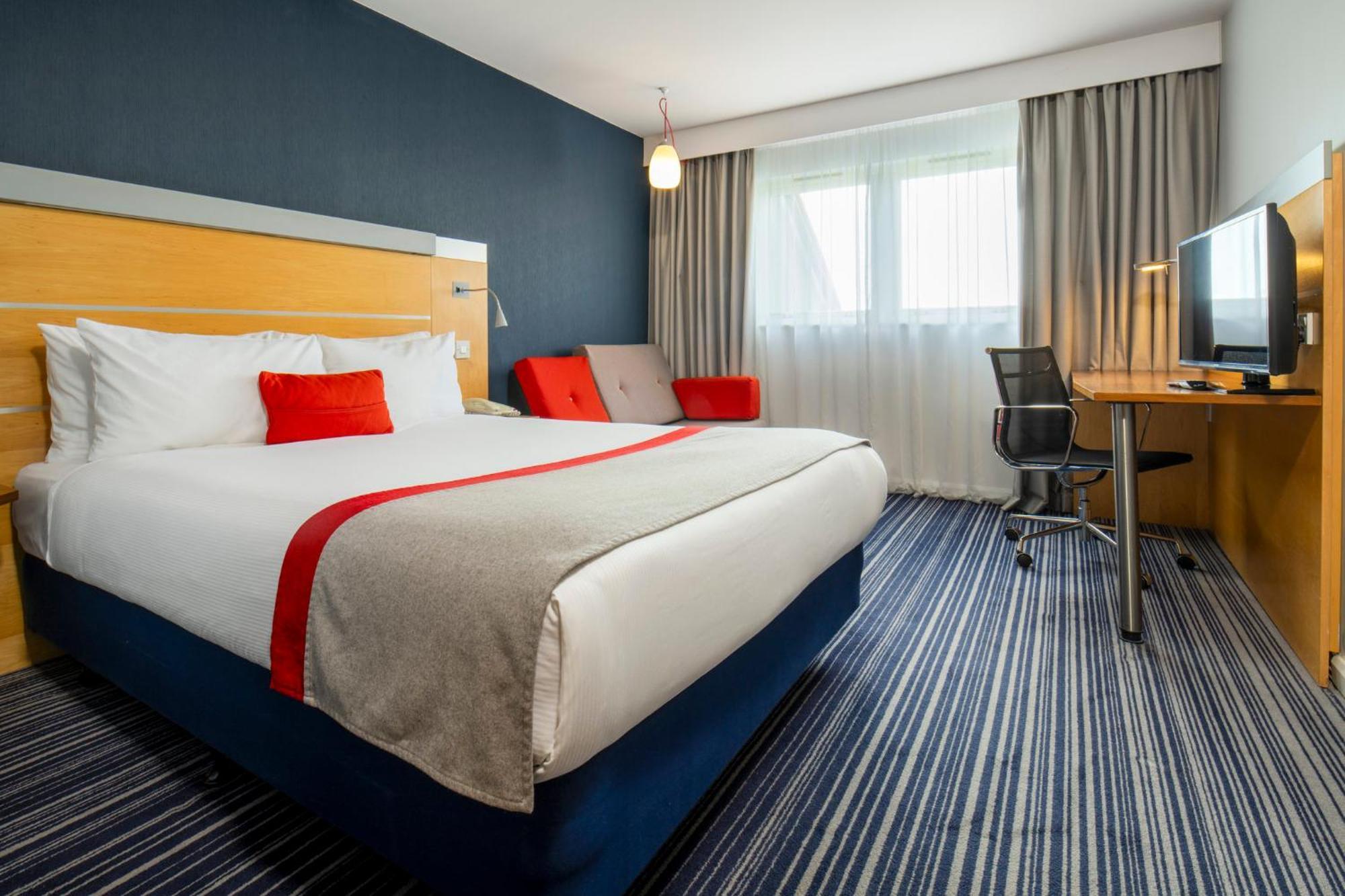 Holiday Inn Express London - Epsom Downs By Ihg Экстерьер фото