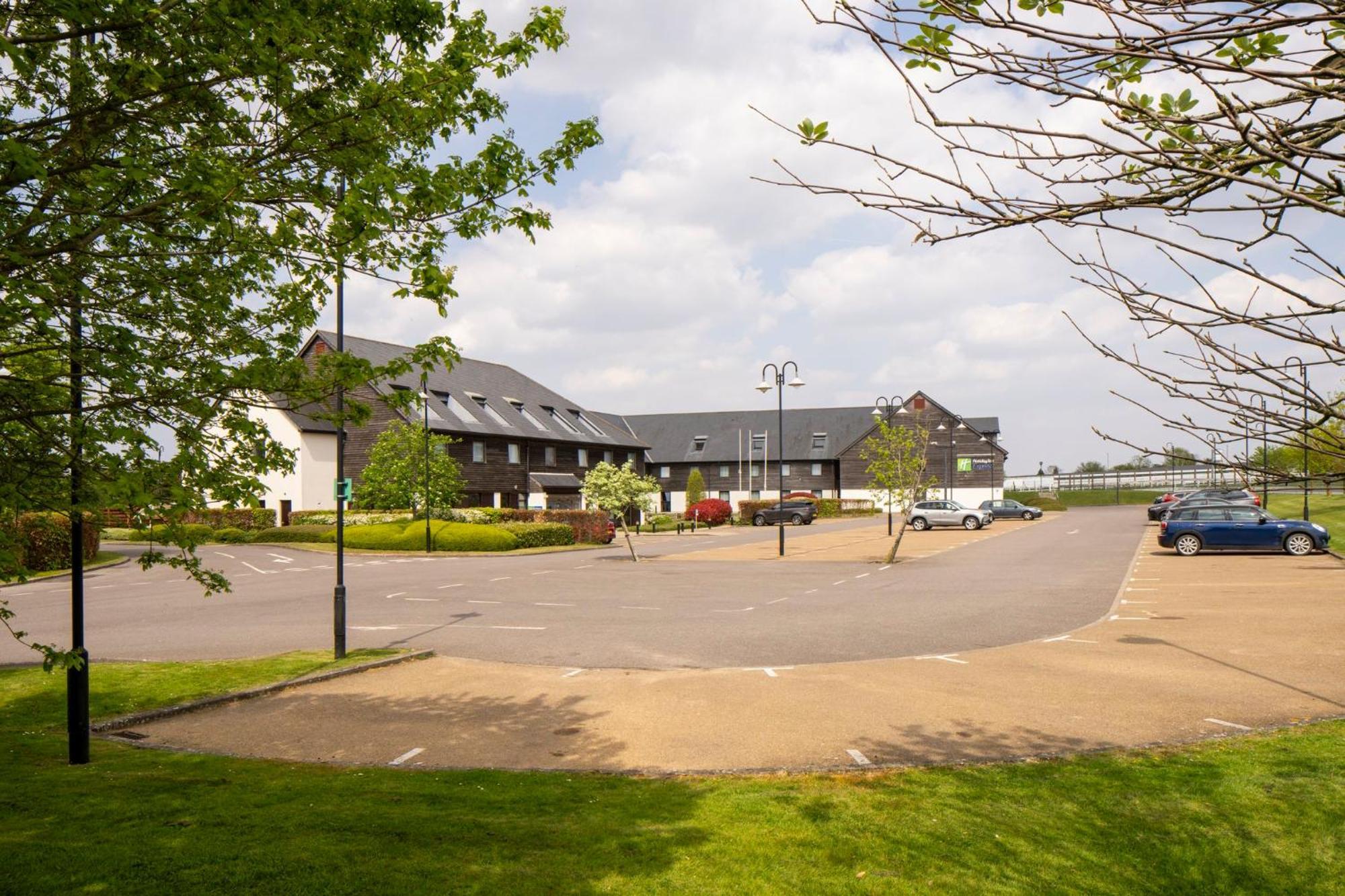 Holiday Inn Express London - Epsom Downs By Ihg Экстерьер фото