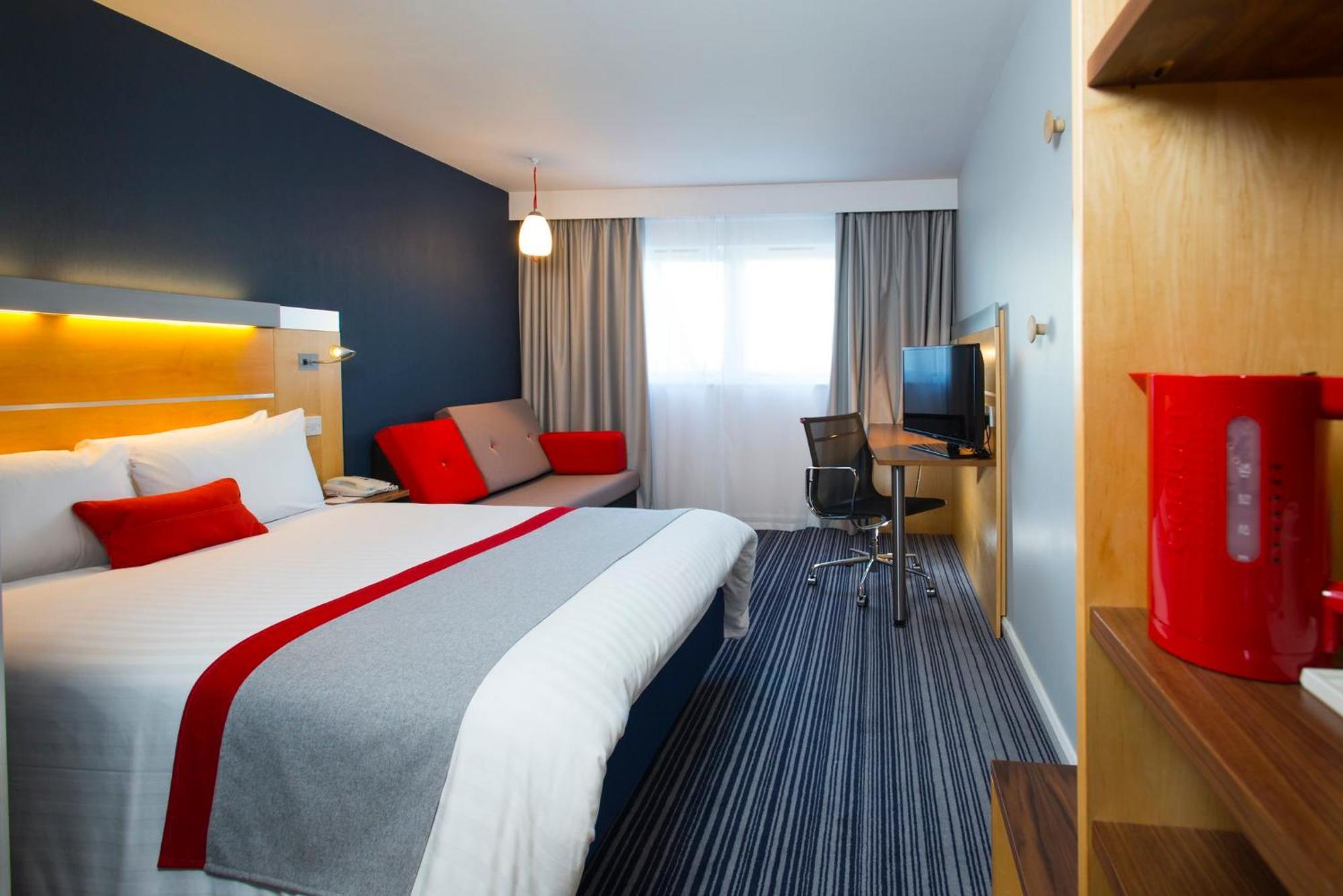 Holiday Inn Express London - Epsom Downs By Ihg Экстерьер фото