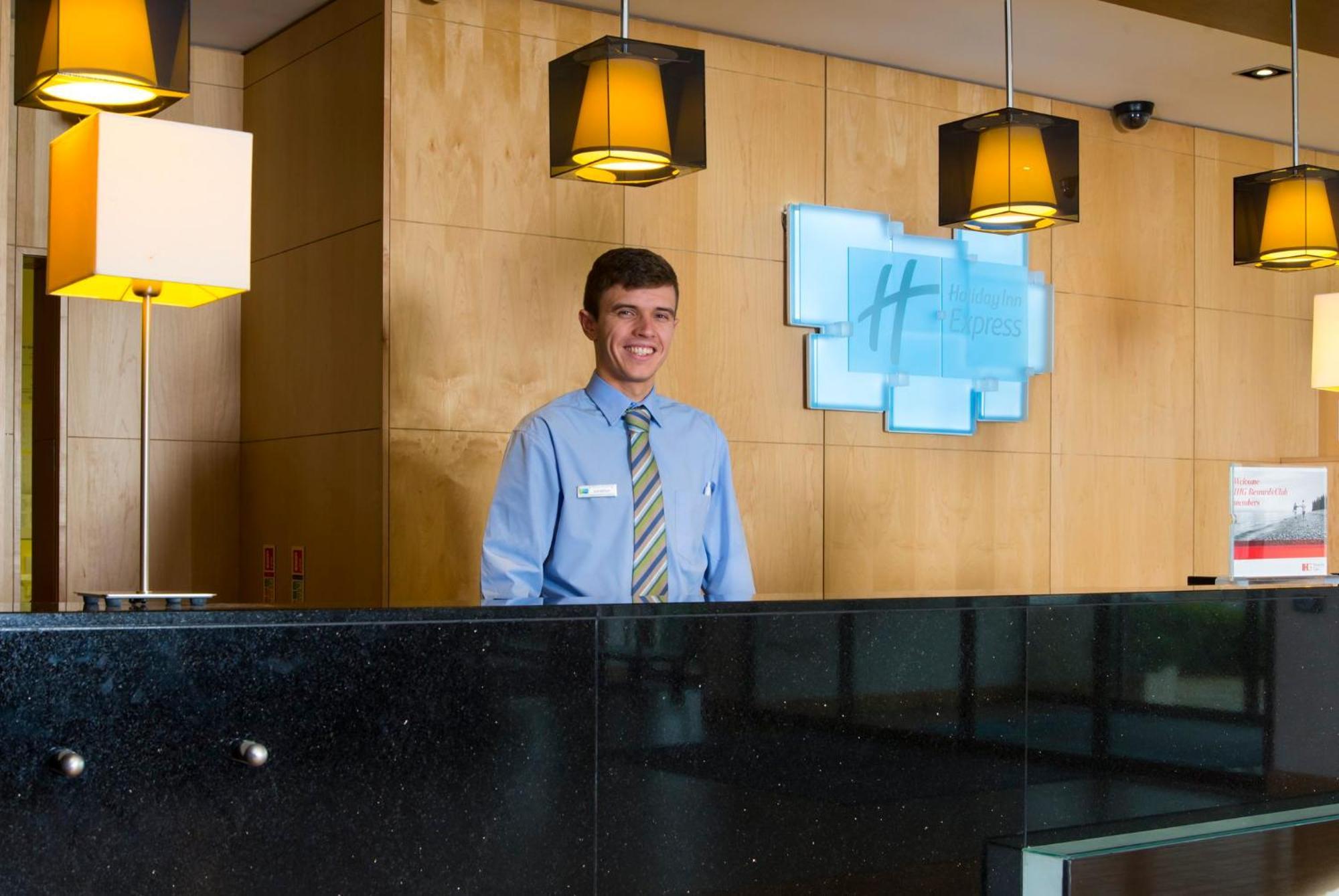 Holiday Inn Express London - Epsom Downs By Ihg Экстерьер фото