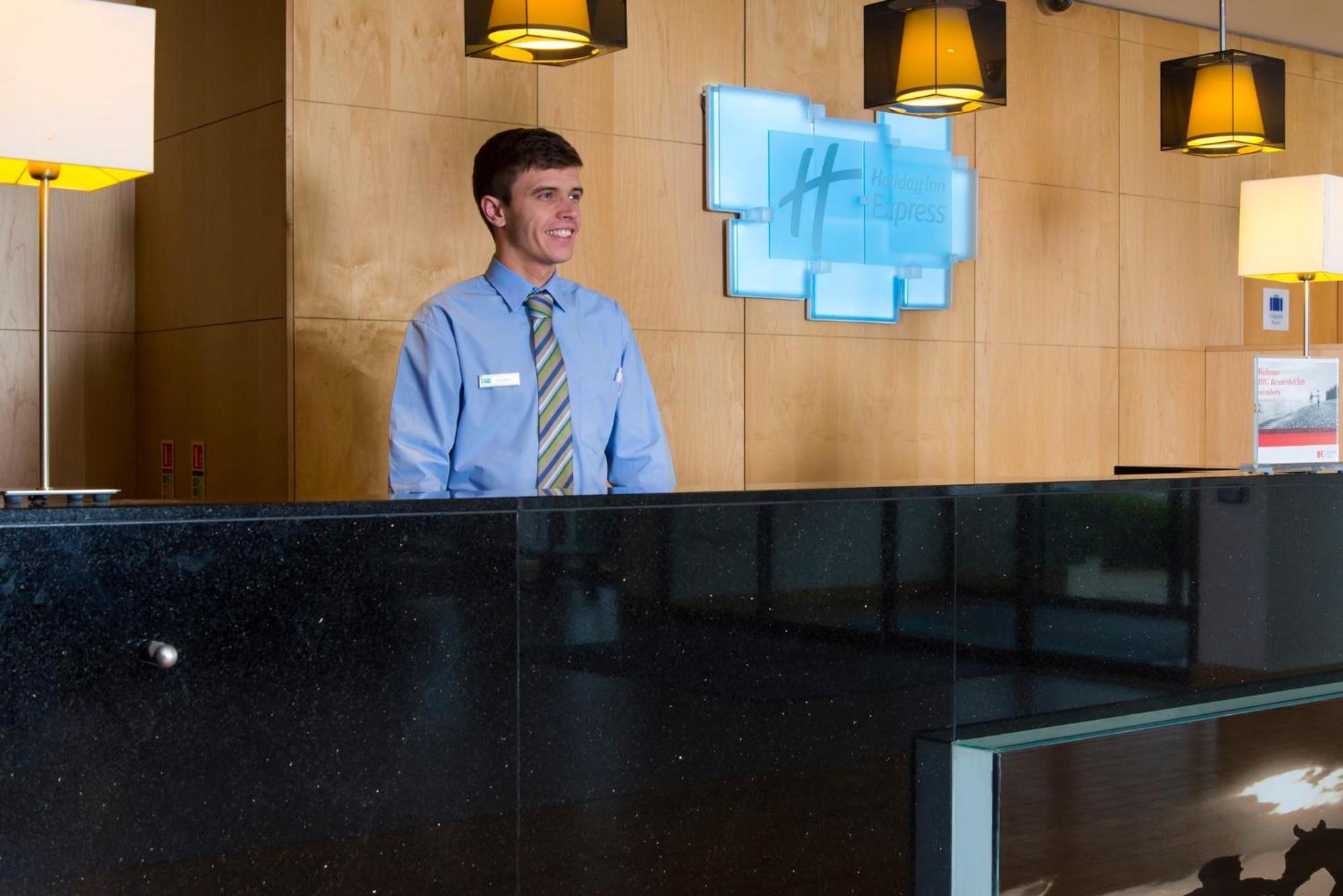 Holiday Inn Express London - Epsom Downs By Ihg Экстерьер фото
