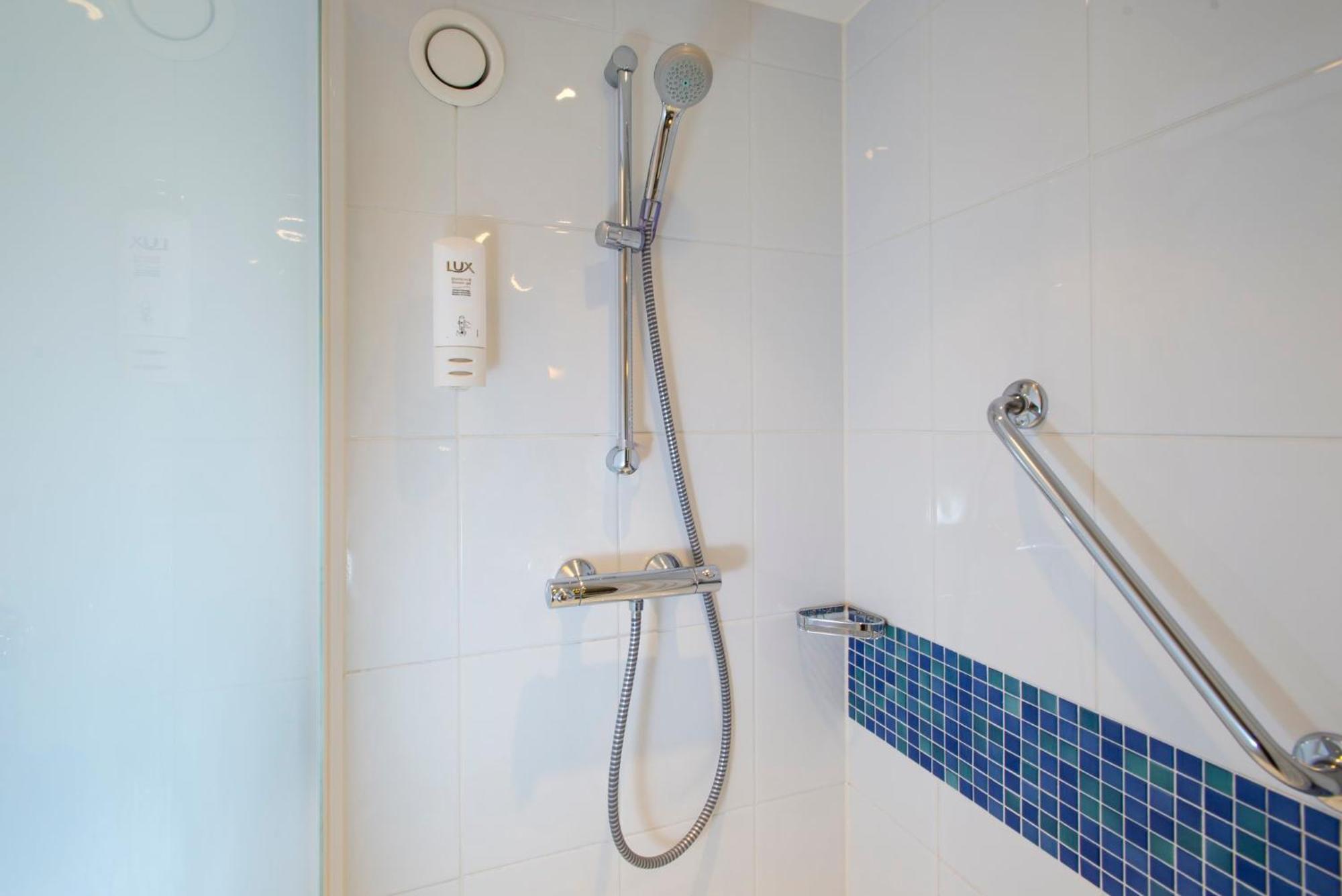 Holiday Inn Express London - Epsom Downs By Ihg Экстерьер фото